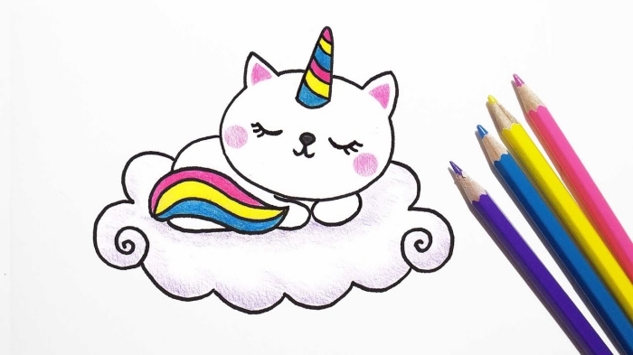 un chat licorne dessin facile aux crayons de couleur, dormant sur une petite nuage, avec corne et queue arc-en-ciel