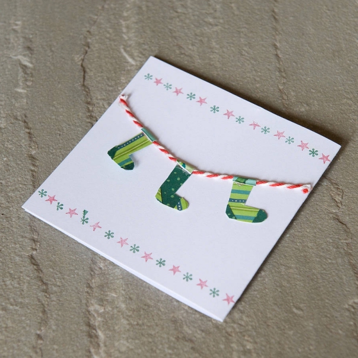 décoration carte de Noel facile, exemple de DIY carte en papier blanc avec dessins étoiles et flocons de neige en bordure