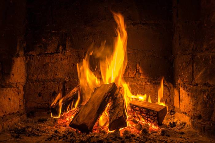 pourquoi choisir une cheminée bois foyer ouvert, idée de cheminée ancienne à combustible bois, feu crépitant