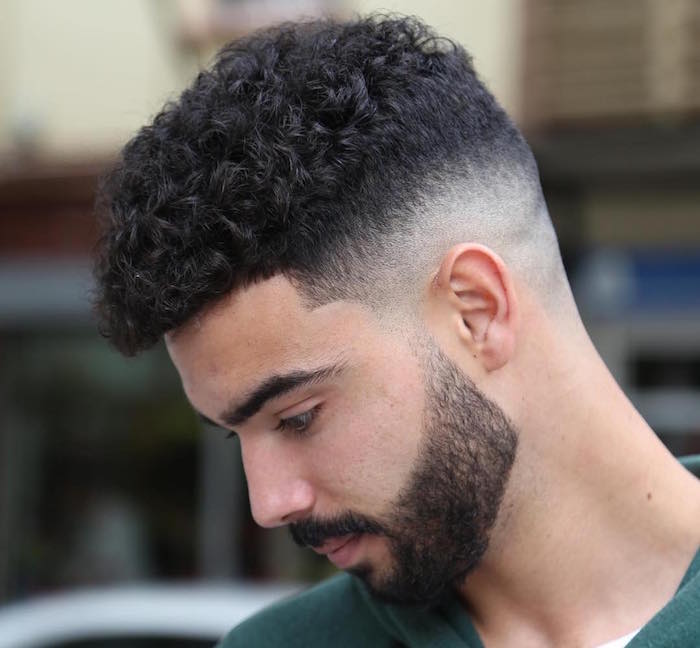 homme cheveux bouclés brun avec coupe dégradé haut et haut plus épais et barbe courte