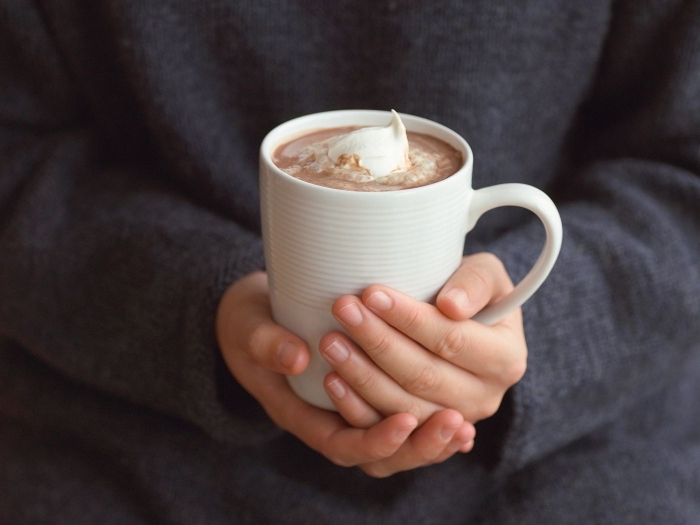 comment faire un chocolat chaud au lait et cacao en poudre, idée boisson chaude au chocolat et crème fraîche