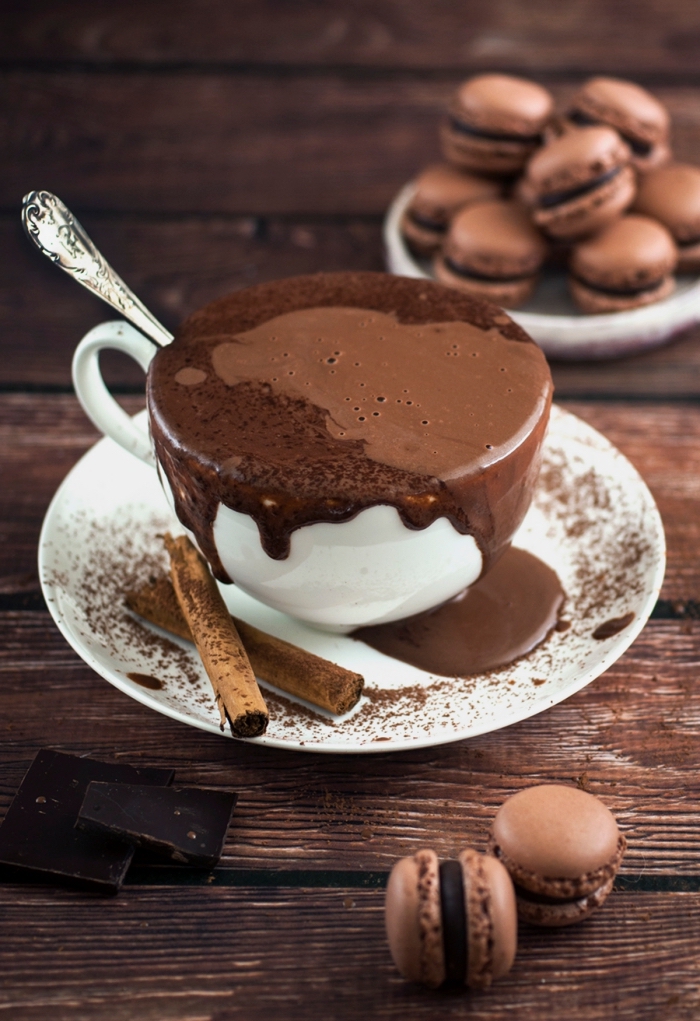 recette chocolat chaud maison, mug blanc rempli de chocolat fondu avec lait entier et parfumé à la cannelle, veritable chocolat chaud