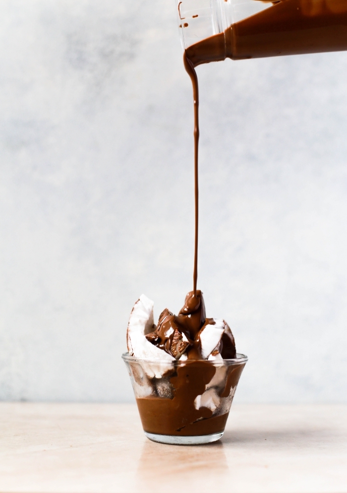 exemple de chocolat chaud maison pour 1 personne, idée dessert au chocolat fondu avec morceaux de coco et chocolat