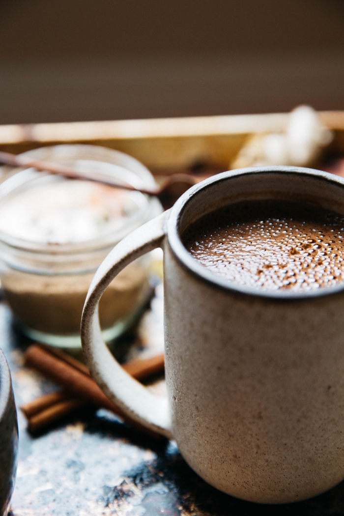 mug tasse de café à design béton, recette chocolat chaud épais, chocolat fondu avec cacao en poudre et lait entier