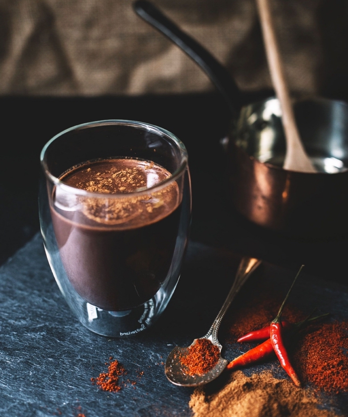 boisson aux épices et chocolat pour noel, idée chocolat chaud épais fait maison, recette chocolat fondu à la cannelle