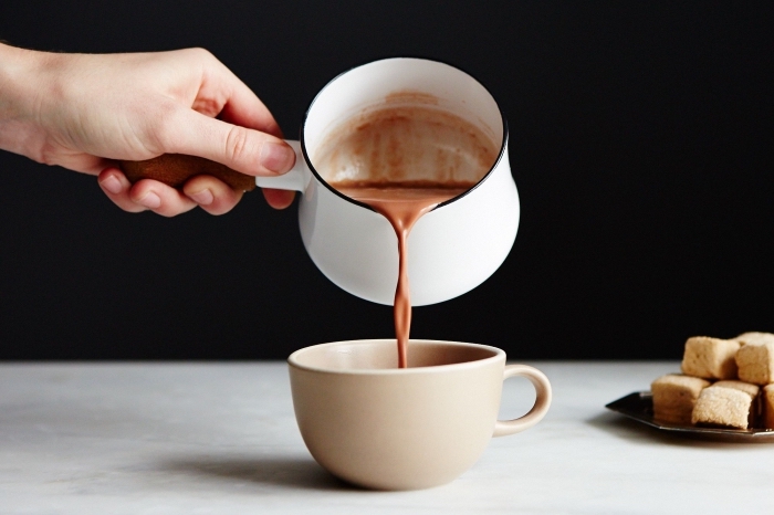 comment préparer chocolat chaud a l ancienne, mug beige rempli de chocolat fondu au lait, comment servir une boisson chaude