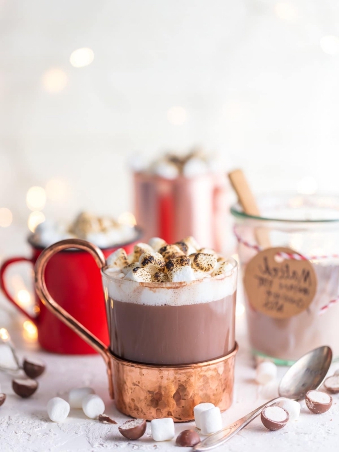 exemple décoration de boisson chaude, idée chocolat chaud romantique aux guimauves fondues et crème fraîche