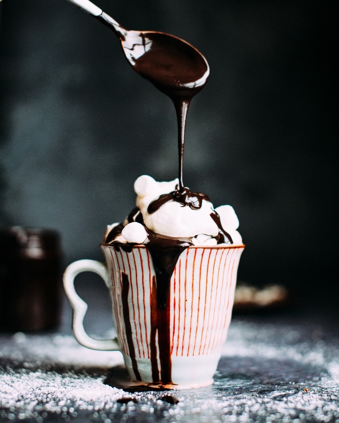 exemple de chocolat chaud romantique, faire une boisson réconfortante au chocolat noir fondu et crème épaisse