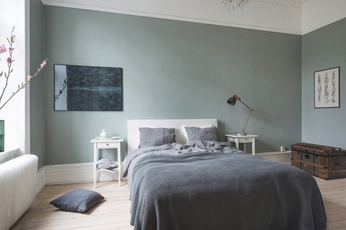 chambre grise et blanche minimaliste avec parquet bois et plafond blanc, linge de lit gris anthracite, modèle de table de chevet blanc