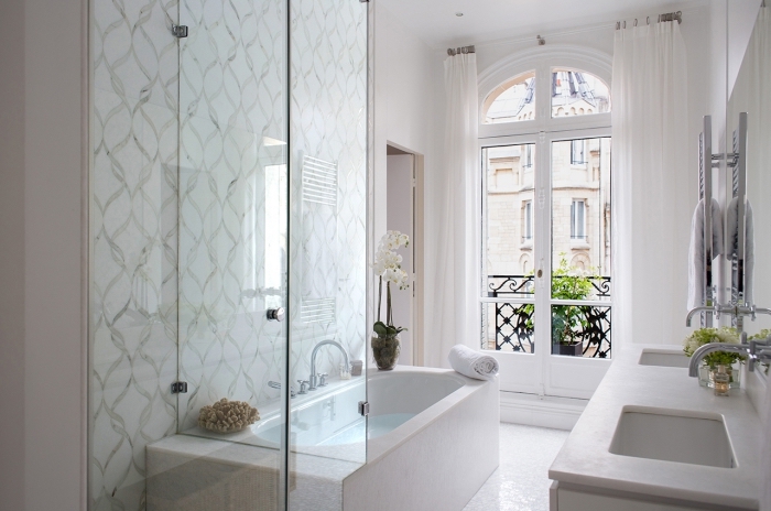meuble salle de bain élégante, idée amenagement petite salle de bain 4m2, revêtement mural en carrelage motifs graphiques