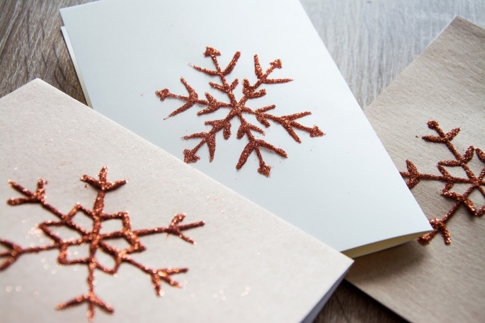 bricolage de noel, papier scrapbooking en carte DIY, décoration carte vierge pour noel avec gabarit flocon de neige et peinture paillettée