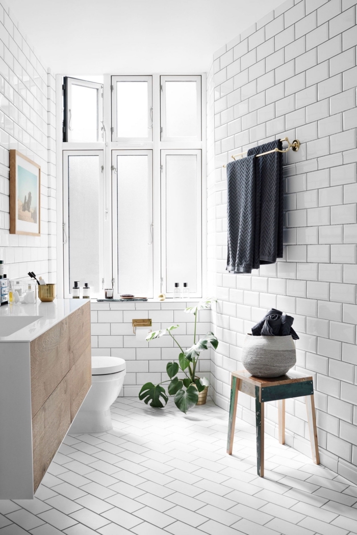 choix de carrelage sdb blanc, idée meuble en bois clair pour une déco minimaliste, déco petite salle de bain avec plantes vertes