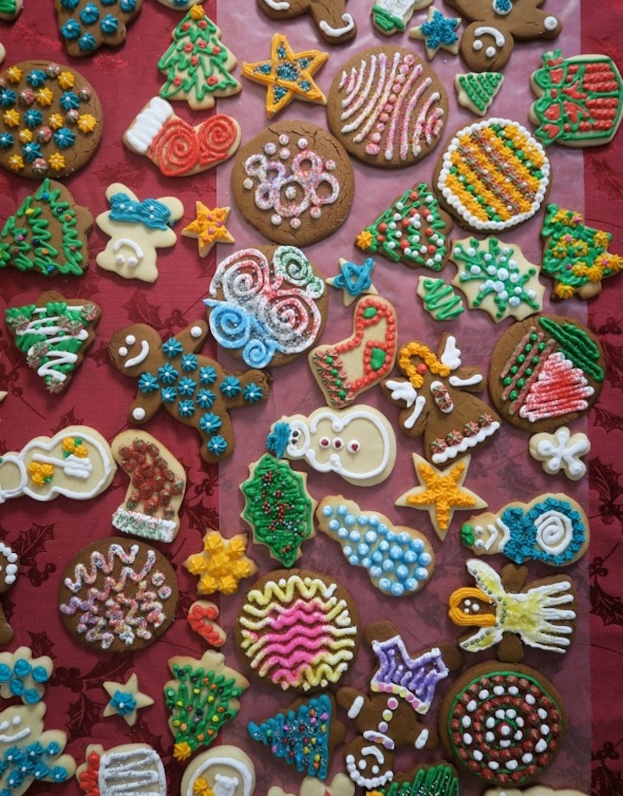 exemples colorés de biscuits faciles à faire en gingembre, cannelle et miel, formes de noel et décoration glaçage, vermicelles, perles et autres ecorations colorées