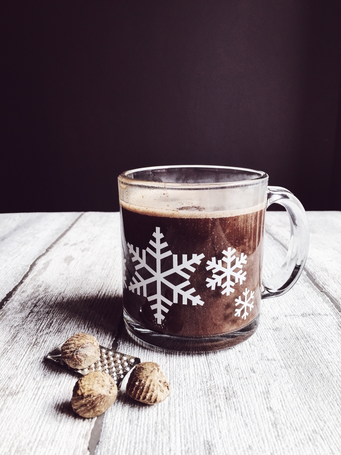 exemple de chocolat chaud sans lait, recette boisson chaude au cacao en poudre, mug tasse en verre avec déco flocons de neige