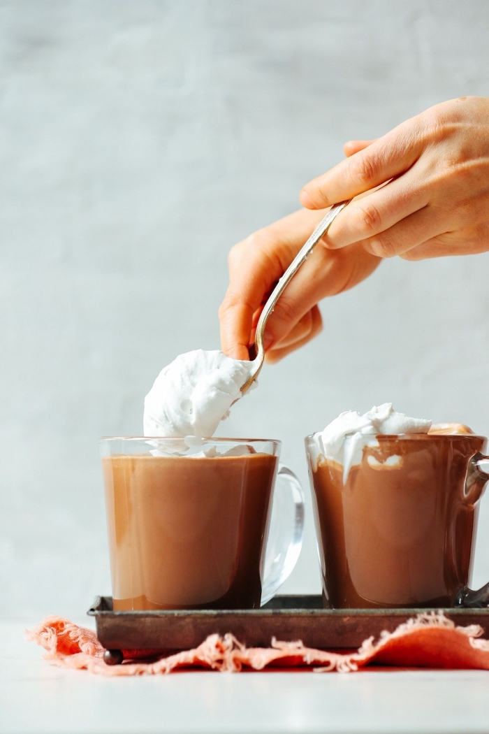 exemple de chocolat viennois servi dans tasse en verre avec crème fraîche et saupoudré de cacao en poudre