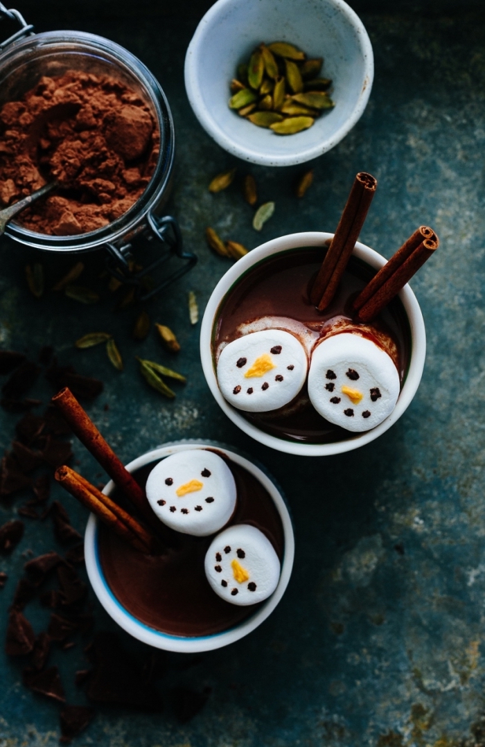 exemple de boisson chaude parfaite pour noel, comment préparer un chocolat fondu aux épices et noix parfumé à la cannelle