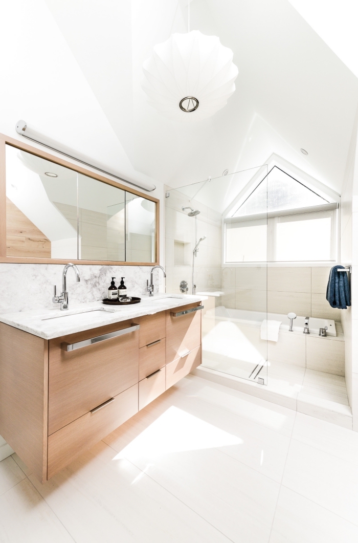 modèle de salle de bain sous pente avec plancher et plafond blanc, choix carrelage salle de bain à imitation marbre