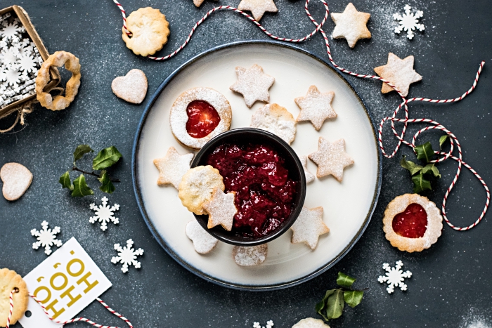 faire un gateau alsacien pour les fêtes de la fin d'année, exemple de cookie au beurre en forme d'étoile et ronds