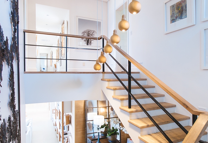 design intérieur style moderne en blanc et bois, modèle d'escalier demi tournant avec rambarde en bois et fer, escalier sur mesure