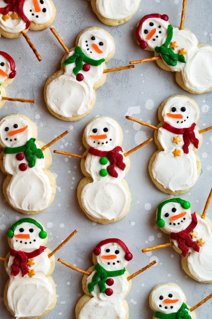 biscuit de noel au beurre et sucre en forme de bonhomme de neige, comment décorer des cookies au glaçage royal