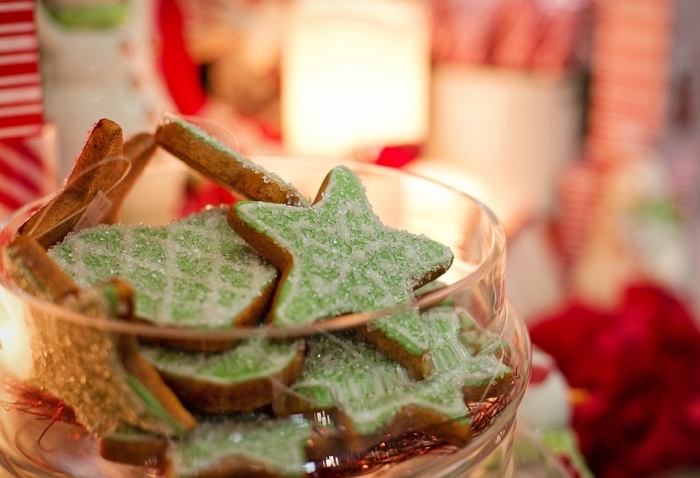 jolis biscuits en forme d'etoile fait avec emporte pièce noel, recette bredele alsacien à la cannelle et au miel avec déco en sucre vert
