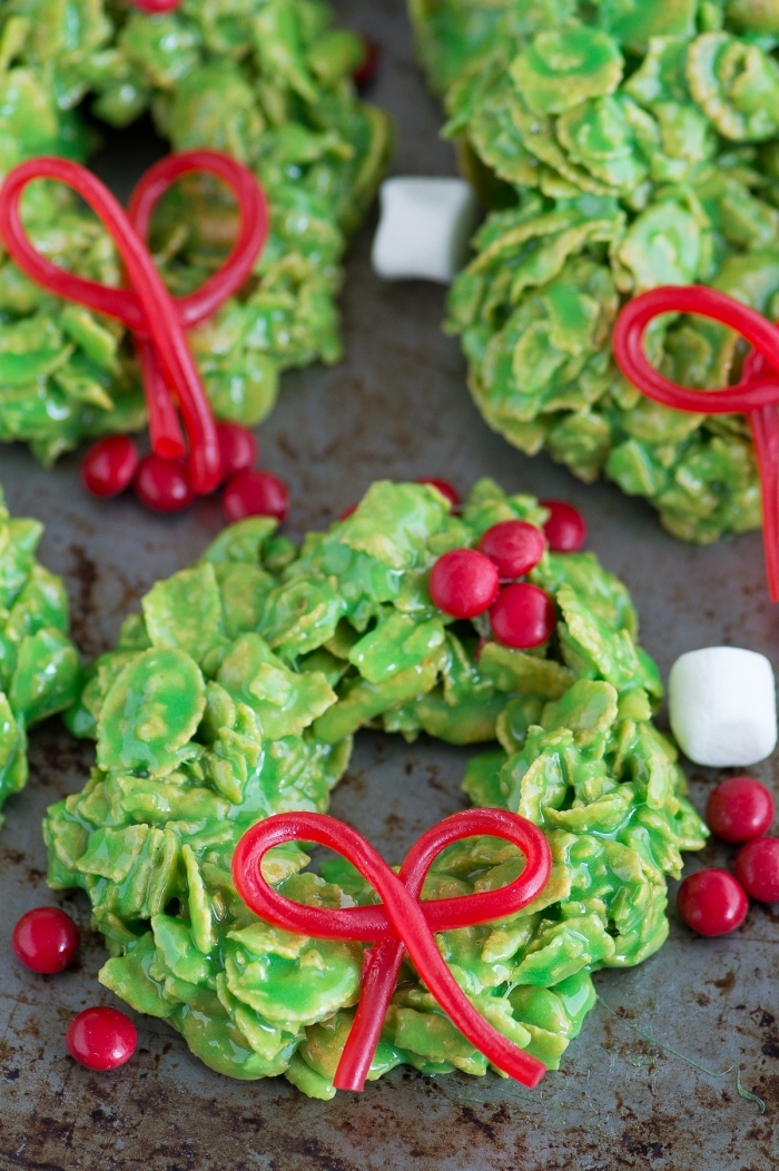 biscuits de noel fait maison, idée comment décorer des gâteaux noel en forme couronne de noel verte et papillon rouge