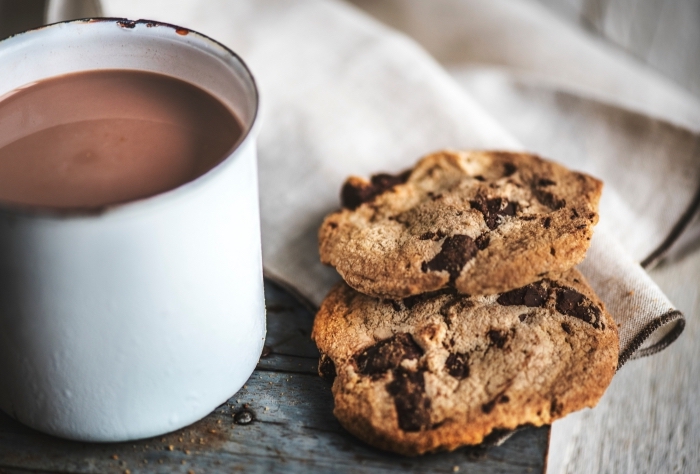 recette chocolat chaud facile, cookies fait maison au beurre et pépites de chocolat, petit déjeuner avec boisson chaude