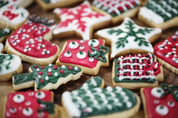 recette biscuits de noel, modèles de cookies en forme de sapin réalisés avec emporte pièce pour noel et glaçage coloré
