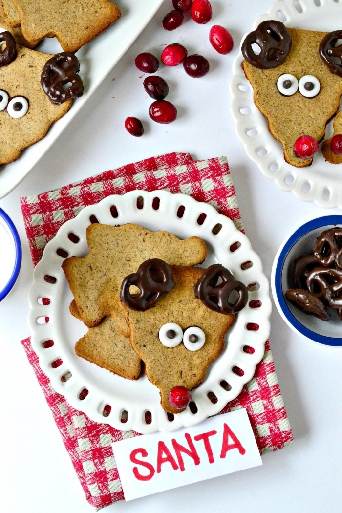 bredele de noel au gingembre et miel, exemple comment faire des cookies avec les enfants, déco biscuit en forme cerf de noel