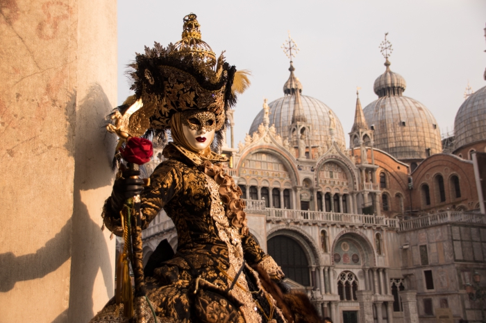 masque carnaval de venise, comment s'habiller pour le carnaval en 2019, mascarade en Venise sur la place Saint Marc