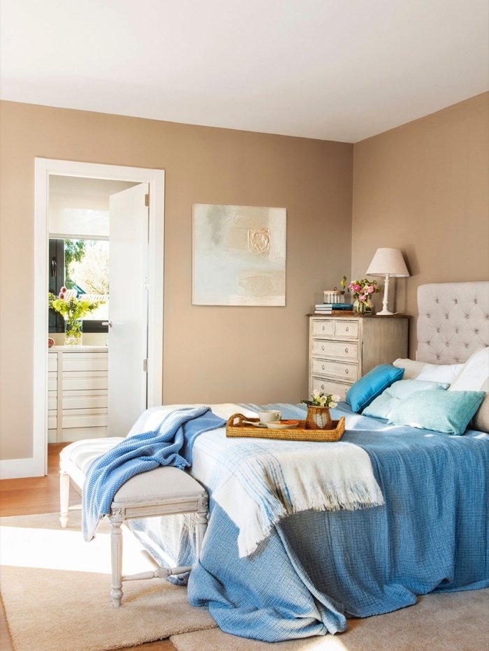 aménagement chambre à coucher cozy, couleur neutre pour peinture murale tendance 2019, peinture couleur beige