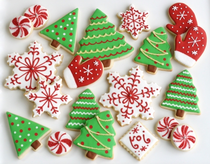 recette biscuit noel en formes sapins, comment décorer des cookies noel en formes de flocons de neige blanc et rouge