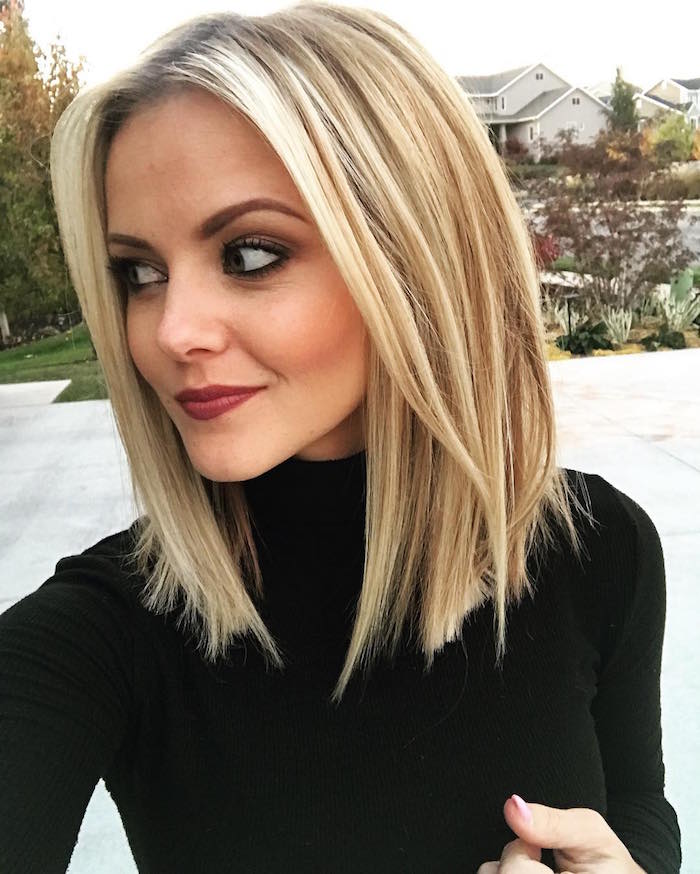 photo selfie femme avec long carré blond platine avec balayage clair et pull col roulé noir