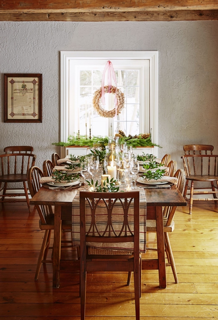 une salle à manger de style vintage avec une déco de table de noël naturelle et une jolie couronne de noël faite maison à partir de boîtes à oeufs récup