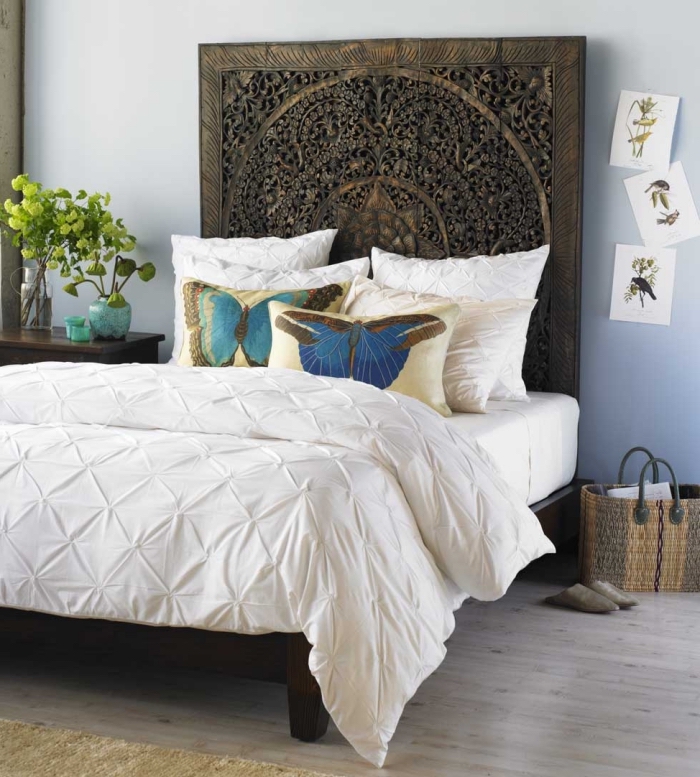 deco chambre femme, modèle de lit avec tête de lit en bois massif, couleur chambre à coucher de nuance bleu pastel