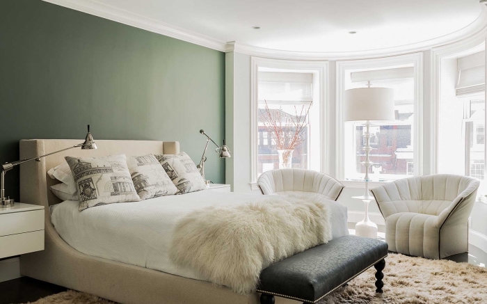 exemple de peinture vert de gris dans une chambre à coucher stylée, déco de chambre adulte avec grand lit et fauteuils