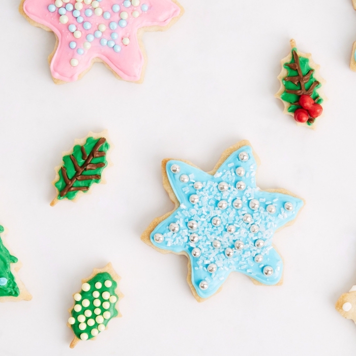 bredele alsacien au beurre, décoration de petit gâteau au glaçage coloré avec perles comestibles, biscuit en forme étoile