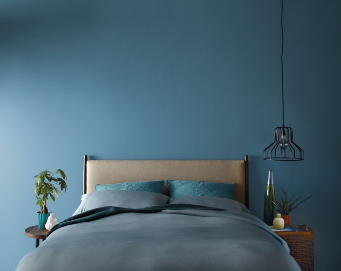 design intérieur minimaliste aux meubles en bois et fer, coloris terre bleue, couleur chambre adulte moderne, peinture murale en bleu