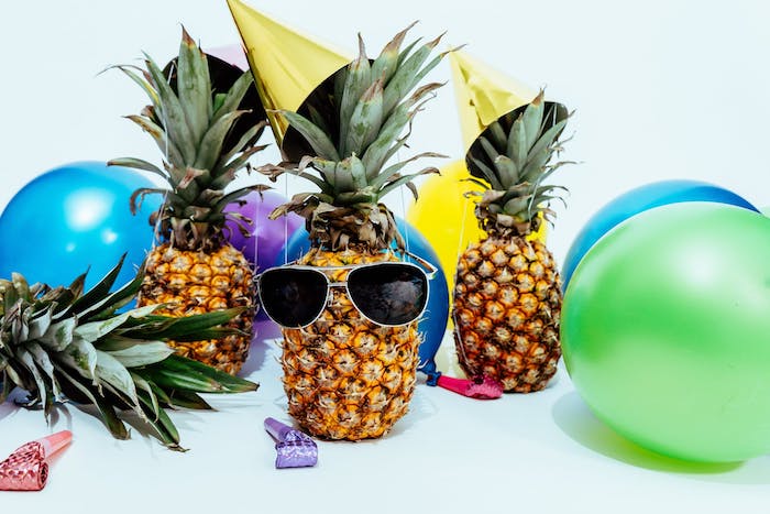 idee pour votre deco de fete avec des ananas et des ballons, idée de soirée reveillon 2018 insolite style cubain