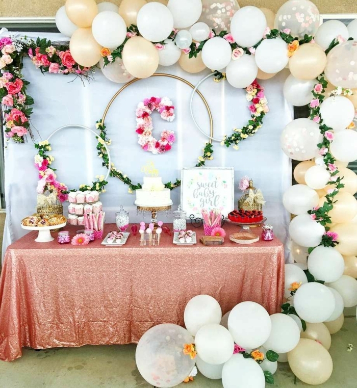 arche ballons, arche mariage, cerceaux décorés de feuilles vertes et fleurs, nappe rose cendré, gâteaux,muffins roses 