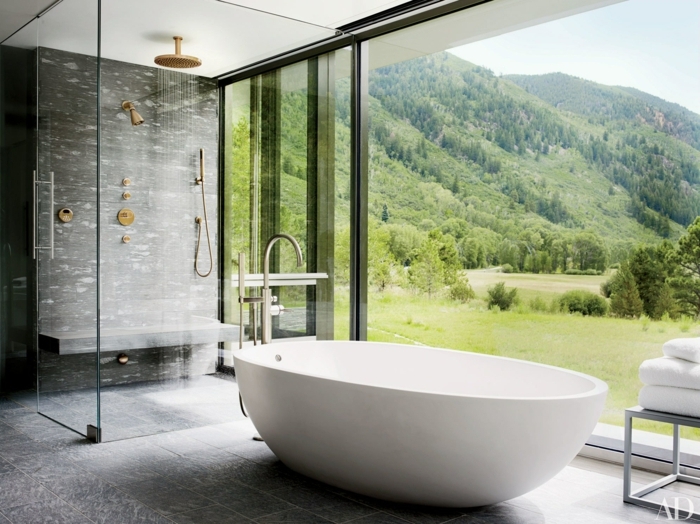 baignoire blanche, grande fenêtre panoramique, cabine de douche élégante, carrelage gris