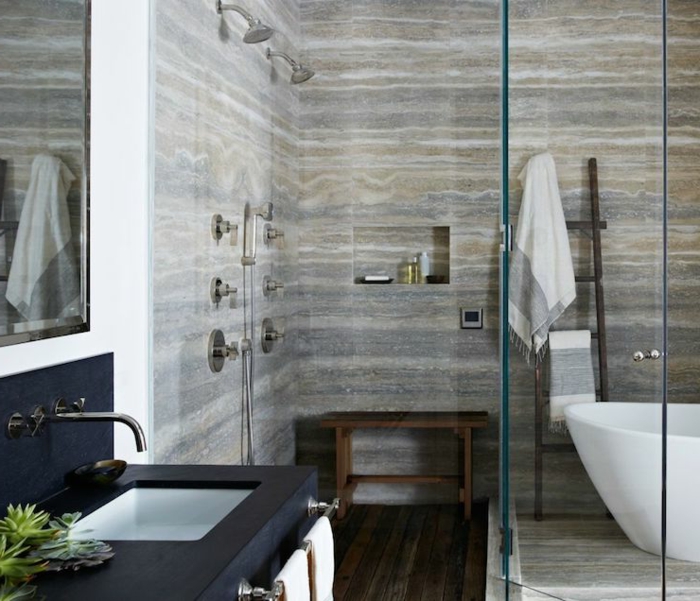 salle de bain gris et blanc, plan de vasque noir, vasque blanche, sol en planches de bois, banquette en bois, échelle en bois