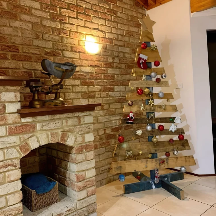 deco salon rustique mur briques rouges cheminee decorative sapin diy