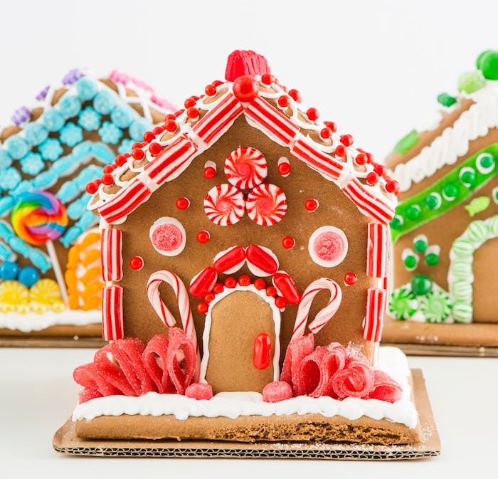 modele pour faire une maison en pain d épice avec des murs et toit en pâte et decoration de perles, bonbons et sucre d ogre rouge et blanc