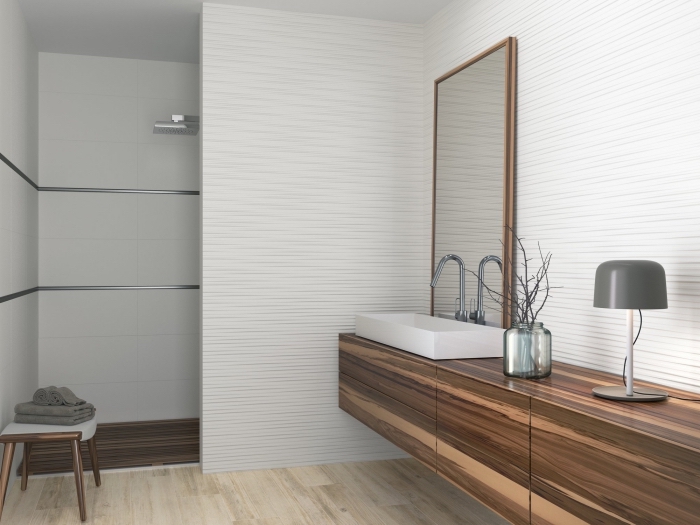 déco blanc et bois style moderne, idee salle de bain avec douche, revêtement de plancher à imitation parquet