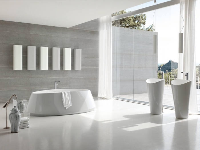idee salle de bain spacieuse au plafond et plancher blancs avec mur en panneau gris clair et équipement en blanc