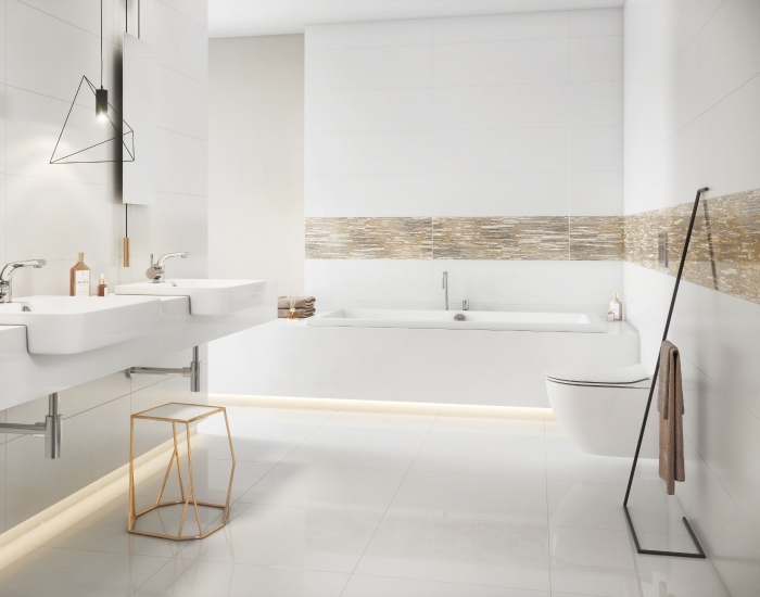 aménagement salle de bain élégante et moderne aux lignées épurées avec frise dorée, salle de bain avec baignoire