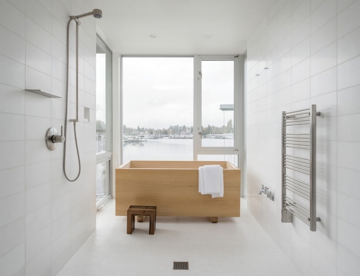 ambiance cozy dans une petite salle de bain, exemple amenagement petite salle de bain 4m2 aux murs blancs avec baignoire