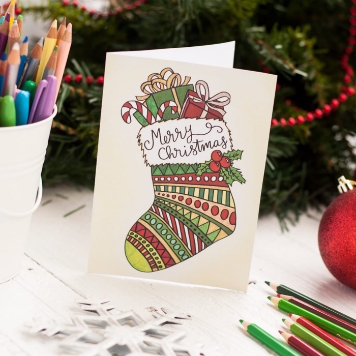 bricolage noel maternelle, technique de décoration de carte postale vierge pour Noel, dessin à colorier pour noel