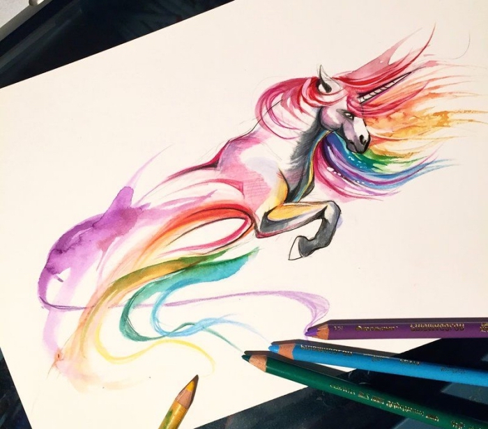 dessiner une licorne abstraite en mouvement aux couleurs de l'arc-en-ciel, avec crinière au vent, dessin de licorne aux crayons de couleur